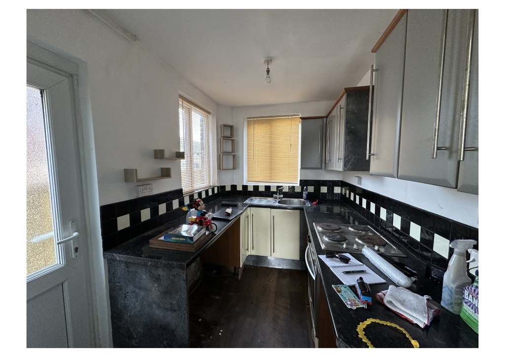 Lot: 171 - SEMI-DETACHED HOUSE WITH GARDEN TO FRONT AND REAR - Kitchen with access into garden